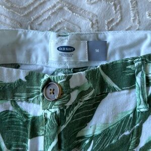 Very cute banana leaf GAP Shorts